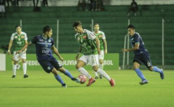 Lucas Mugni (c) trata de pasar a sus rivales.
