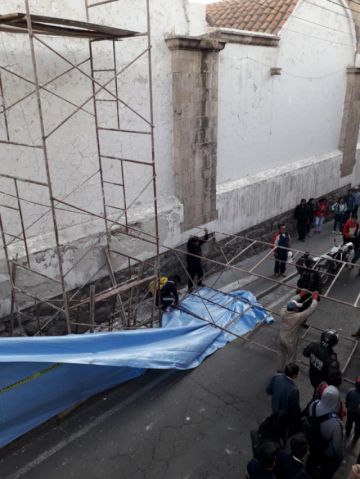 Vista del andamio caído desde otro ángulo.