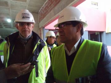 El residente de obra, Francisco Camargo y el gobernador Omar Véliz.