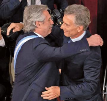 INVESTIDURA. Alberto Fernández abraza al presidente saliente, Mauricio Macri (d).