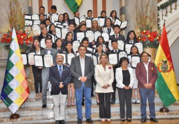 La presidenta Áñez inició la entrega del bono a la excelencia a bachilleres.