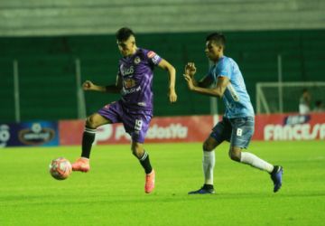 Aldo Gallardo, de Real, controla el balón.