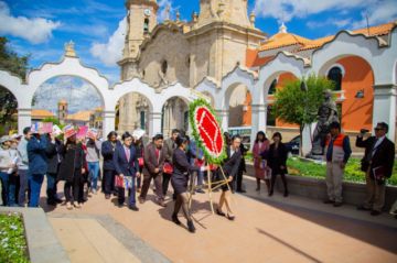 El momento en el que se presentó la ofrenda floral.