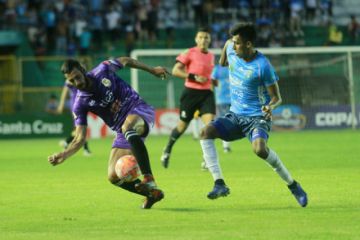 Federico Domínguez, de Real, quita el balón a su rival.