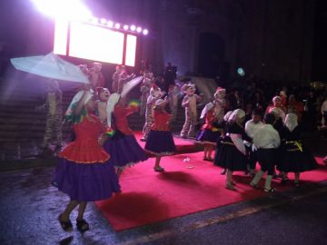 Las danzas estuvieron presentes pese al frío y la lluvia.