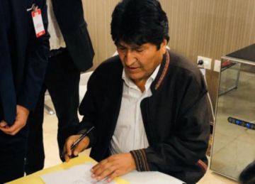 El exmandatario boliviano firma la documentación de solicitud de refugio en Migraciones.