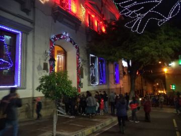 Había fila para entrar a la Alcaldía, que también estaba decorada.
