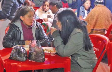 Degustaron los alimentos y bebidas calientes.