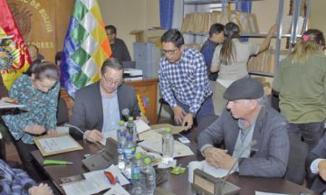 Comisión Mixta de Constitución de la Asamblea Legislativa en la revisión de los documentos.
