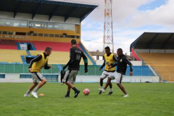 Los jugadores lilas durante su entrenamiento.