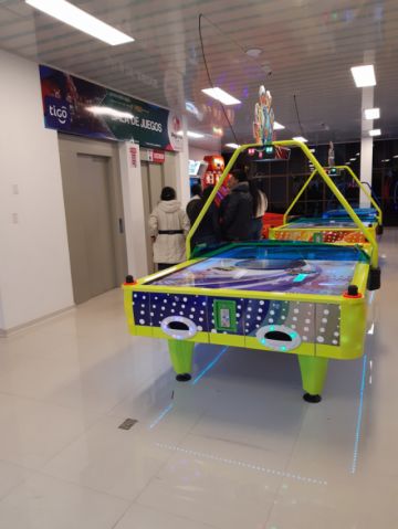 Ascensor y sala de juegos.
