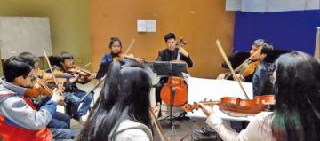 Ensayaban sus acordes para el concierto.