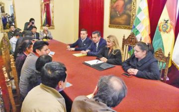 La presidenta Jeanine Áñez y los cívicos potosinos.