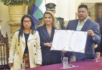 La mandataria, Jenine Áñez, junto a los presidentes del Senado y Diputados, Eva Copa y Sergio Choque.