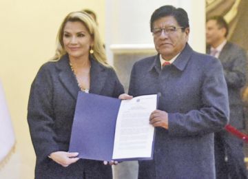 Jeanine Áñez y Julio Mujica Quispe.