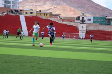 La jugadora Ingrid Guzmán (d), de Potosí, trata de ganar el control de la pelota.