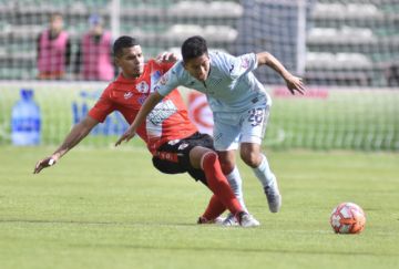 Marcos Andia (i) trata de detener a Erick Cano.