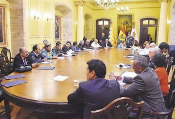 La presidenta Jeanine Áñez junto a sus colaboradores.