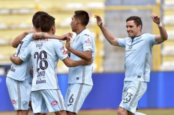 Los jugadores celestes celebran la victoria.