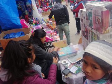Envolvieron los regalos de las familias. FOTO CJMT