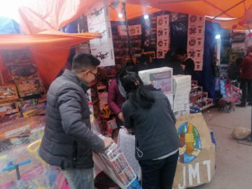 Envolvieron los regalos de las familias. FOTO CJMT