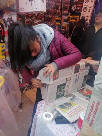 Envolvieron los regalos de las familias. FOTO CJMT