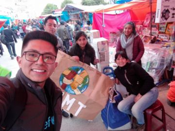 Envolvieron los regalos de las familias. FOTO CJMT