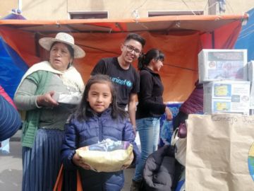 Envolvieron los regalos de las familias. FOTO CJMT