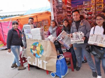 Envolvieron los regalos de las familias. FOTO CJMT