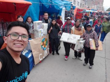 Envolvieron los regalos de las familias. FOTO CJMT