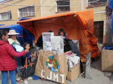 Envolvieron los regalos de las familias. FOTO CJMT