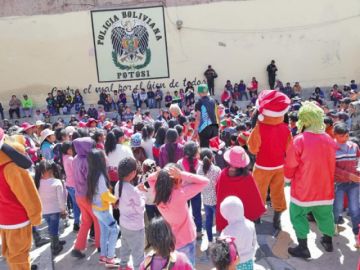 La Policía entrega más de  700 juguetes a los menores