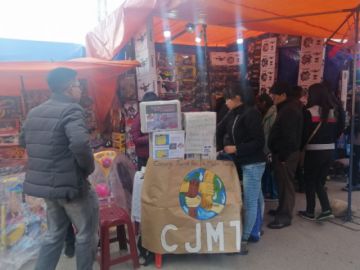 Envolvieron los regalos de las familias. FOTO CJMT