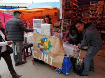 Envolvieron los regalos de las familias. FOTO CJMT