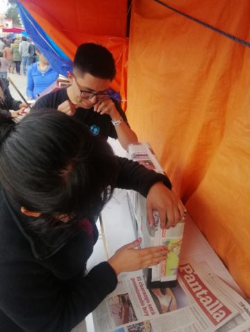 Envolvieron los regalos de las familias. FOTO CJMT
