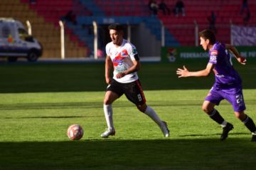 Miguel Quiroga (i) escapa de la marca de  Marcelo Flores.