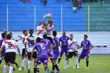El arquero Eliot Cassas atrapa el balón ante la presión de los futbolistas de Nacional Potosí.