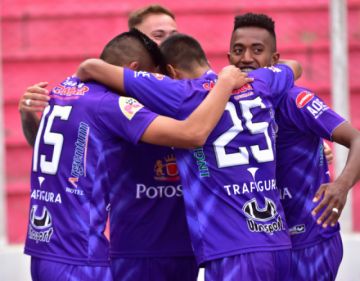 Los jugadores del cuadro lila festejan la apertura del marcador.