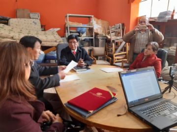 La reunión de sala plena desarrollada el pasado miércoles. Nótese los colchones amontonados atrás.