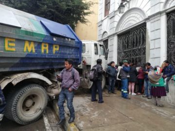Los trabajadores cerraron las puertas de la Alcaldía.