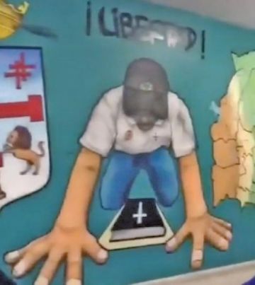 Reproducción en un mural del momento en que la Biblia entra a Palacio.