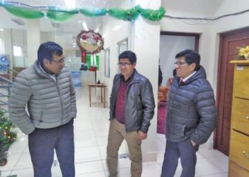 De izq. a dcha: El vocal Rolando García, el gobernador Omar Veliz y el presidente del TED, Julio Mujica.
