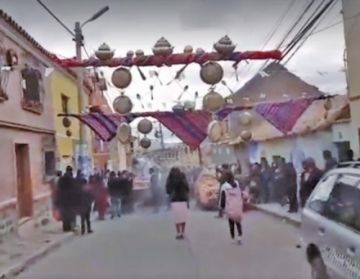 Los arcos de plata no faltaron en el recorrido de la procesión.