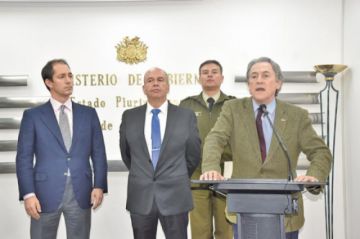 El ministro Arturo Murillo, junto al eurodiputado Hernan Tertsch y el diputado español Víctor González.