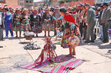 La ch'alla de las varas o bastones de mando. Fue el año pasado, en el Campo de Marte.