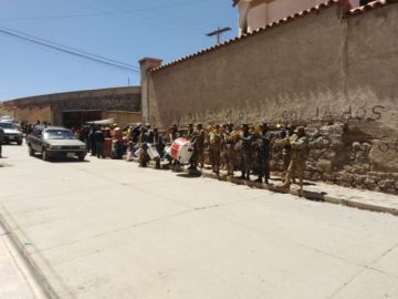 Largas filas de interesados comenzaron esta jornada.