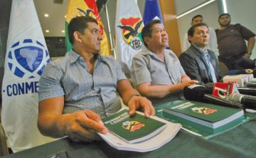 El comité ejecutivo del balompié nacional durante la conferencia de prensa. 