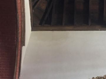 La humedad está dañando los muros del templo. FOTO Azucena Fuertes