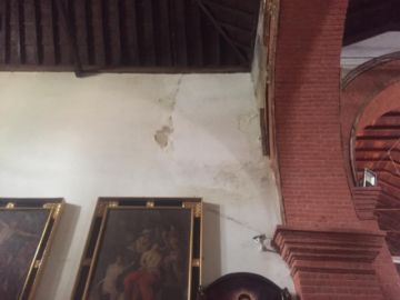 La humedad está dañando los muros del templo. FOTO Azucena Fuertes
