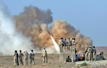 CRISIS. Momento en que supuestas milicias iraníes lanzan una batería de misiles dirigidos contra la base estadounidense de Al Asad en Irak. 